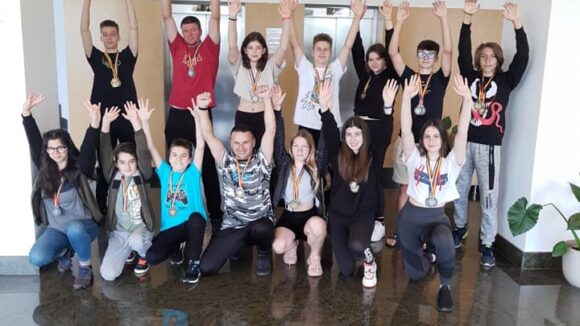 VIDEO | 11 medalii de aur pentru sportivii sigheteni la Campionatul Național de Kickboxing
