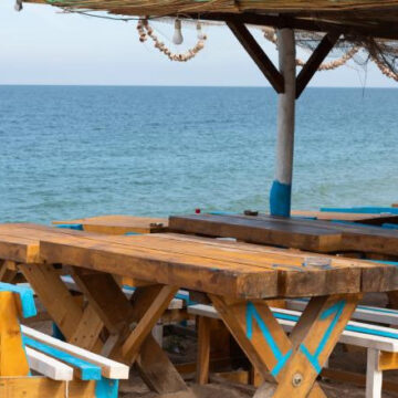 Patronii de restaurante de pe litoral au ajuns și bucătari, și chelneri, după ce angajații i-au abandonat ca să lucreze în construcții Patronii de restaurante de pe litoral au ajuns și bucătari, și chelneri, după ce angajații i-au abandonat ca să lucreze în construcții