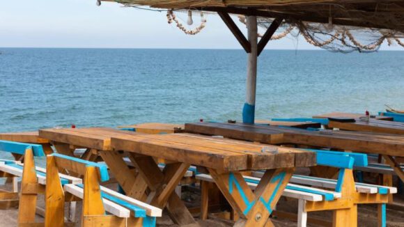 Patronii de restaurante de pe litoral au ajuns și bucătari, și chelneri, după ce angajații i-au abandonat ca să lucreze în construcții