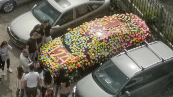 VIDEO | Surpriza inedită a unor elevi pentru dirigintele lor: i-au acoperit mașina cu mesaje de apreciere VIDEO | Surpriza inedită a unor elevi pentru dirigintele lor: i-au acoperit mașina cu mesaje de apreciere