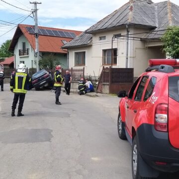 VIDEO | Accident pe strada Zimbrului din Sighet: Un șofer a intrat cu mașina într-un gard, fisurând o țeavă de gaz