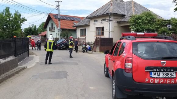 VIDEO | Accident pe strada Zimbrului din Sighet: Un șofer a intrat cu mașina într-un gard, fisurând o țeavă de gaz VIDEO | Accident pe strada Zimbrului din Sighet: Un șofer a intrat cu mașina într-un gard, fisurând o țeavă de gaz