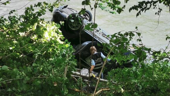VIDEO | A fugit de polițiștii de frontieră și a provocat un accident rutier VIDEO | A fugit de polițiștii de frontieră și a provocat un accident rutier