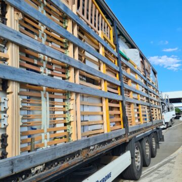 Tiruri care transportau haine vechi, oprite să intre în țară Tiruri care transportau haine vechi, oprite să intre în țară