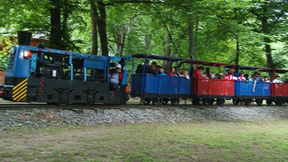 VIDEO | BAIA MARE: Trenulețul din parc, principala atracție a copiilor de 1 iunie VIDEO | BAIA MARE: Trenulețul din parc, principala atracție a copiilor de 1 iunie
