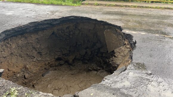 Podeț și carosabil afectat de inundații pe DN17C – trafic rutier deviat