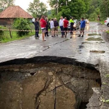 Circulația oprită între Săcel și Moisei din cauza unui podeț rupt Circulația oprită între Săcel și Moisei din cauza unui podeț rupt