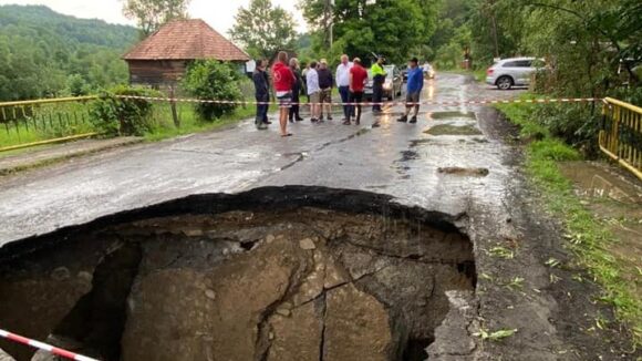 Circulația oprită între Săcel și Moisei din cauza unui podeț rupt