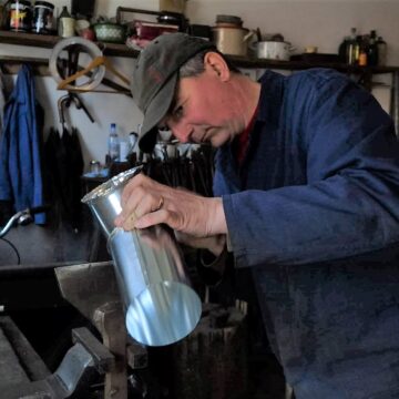 Meserii seculare, care dispar încet, lipsesc meseriașii, dar iată că mai există un atelier de tinichigerie, veche de 100 de ani