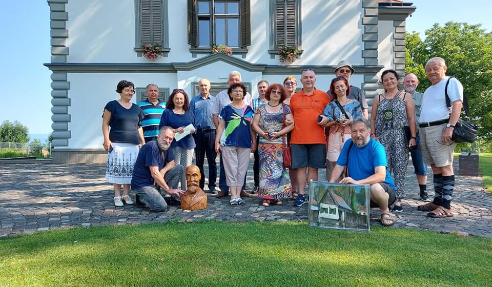 FOTO | Vizitatorii Muzeului Petőfi Sándor de la Castelul Teleki din Coltău pot admira de azi, bustul lui Jókai Mór  și o nouă pictură