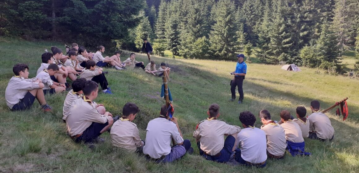 Cercetași în tabără la Cavnic alături de jandarmii montani Cercetași în tabără la Cavnic alături de jandarmii montani