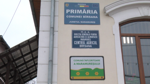O parte din geamurile Primăriei Bârsana au fost sparte