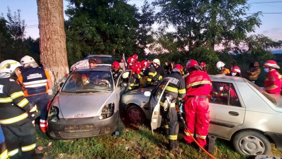 Exercițiu ISU la ”Două veverițe” – intervenție la un accident de circulație cu victime multiple Exercițiu ISU la ”Două veverițe” – intervenție la un accident de circulație cu victime multiple