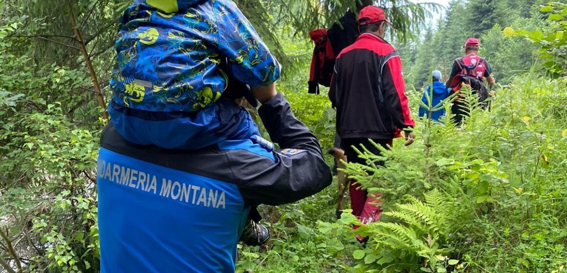 Rătăciți, au fost salvați de jandarmii montani și de salvamontiști Rătăciți, au fost salvați de jandarmii montani și de salvamontiști