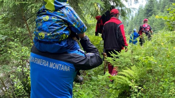 Rătăciți, au fost salvați de jandarmii montani și de salvamontiști