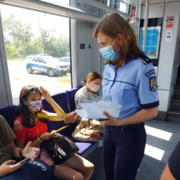 Campania ”Selfie-ul pe tren nu ia like-uri, ia vieți!” continuă și în vacanță