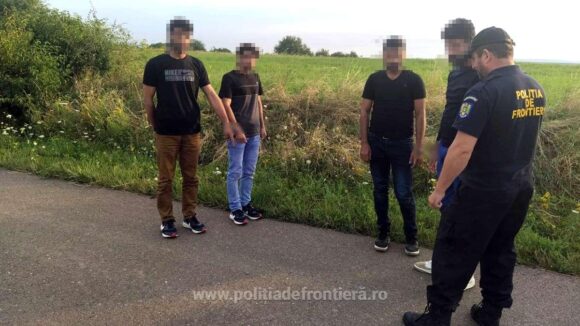 Doi afgani și doi indieni, prinși după ce au trecut ilegal granița în România Doi afgani și doi indieni, prinși după ce au trecut ilegal granița în România