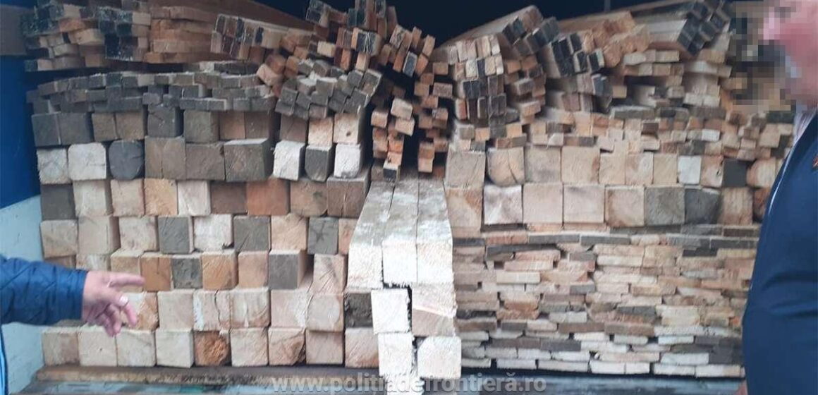 Căra lemne pentru care nu avea acte ascunse în spatele unor navete de bere