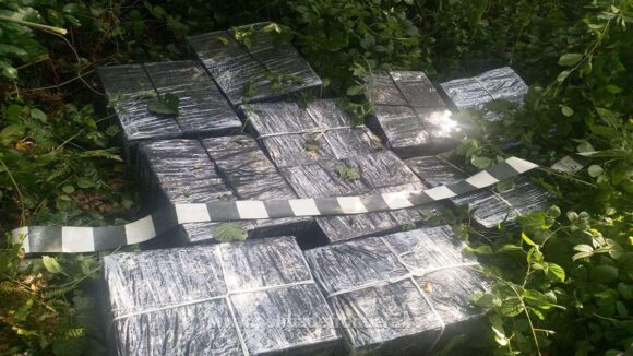 Țigări ascunse în vegetație pe direcția localității Lunca la Tisa