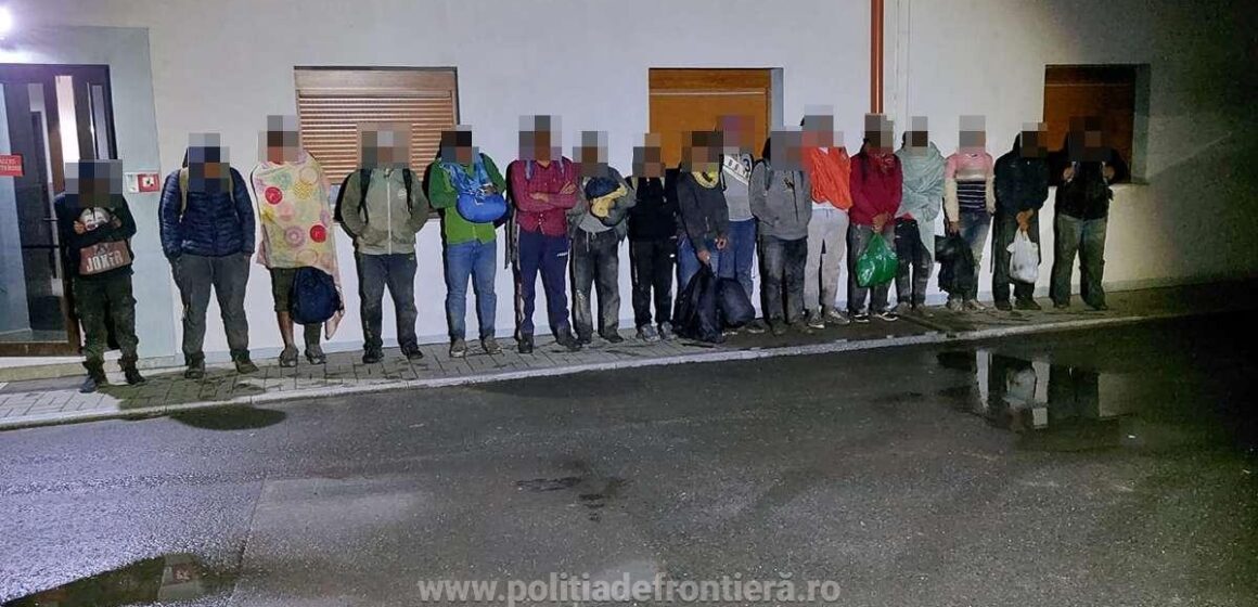 Un grup format din șaptesprezece migranți care erau călăuziți de un român, depistat la frontiera