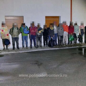 Un grup format din șaptesprezece migranți care erau călăuziți de un român, depistat la frontiera Un grup format din șaptesprezece migranți care erau călăuziți de un român, depistat la frontiera
