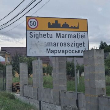 Abia ce a fost amplasată, că placa trilingvă de la intrarea în Sighet dinspre Sarasău a și fost vandalizată