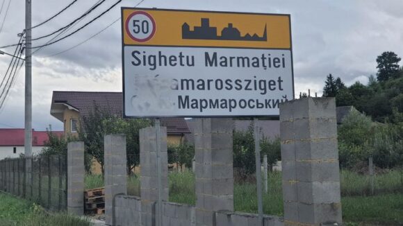 Abia ce a fost amplasată, că placa trilingvă de la intrarea în Sighet dinspre Sarasău a și fost vandalizată Abia ce a fost amplasată, că placa trilingvă de la intrarea în Sighet dinspre Sarasău a și fost vandalizată