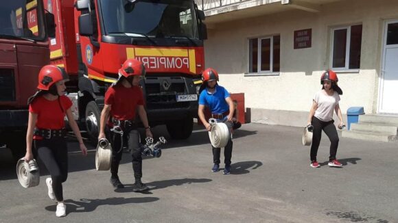 Voluntarii la testare