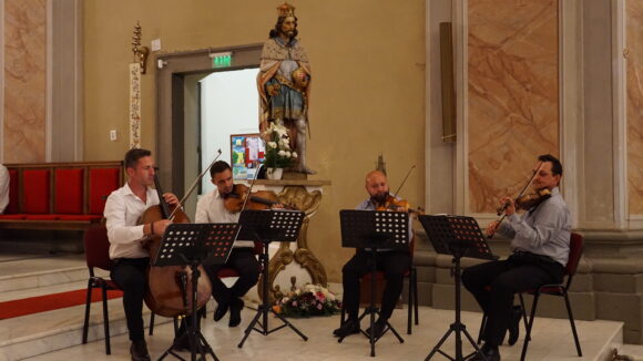 Video | Concertul Cvartetului Prof Cafe Strings la biserica Sfânta Treime din Baia Mare