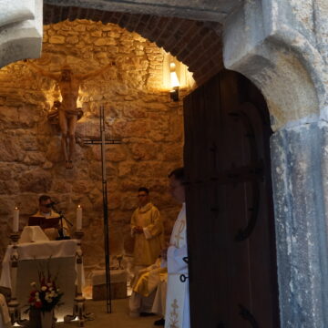 Foto | Liturghie la capela Turnului Sfântul Ștefan