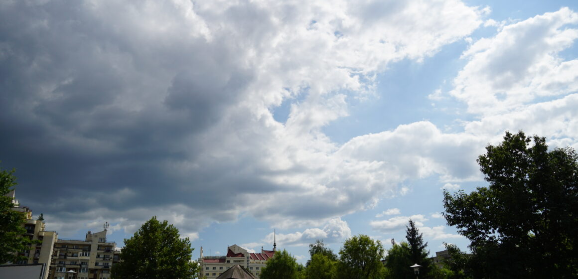 Instabilitate atmosferică și cantități de apă însemnate în următoarele zile