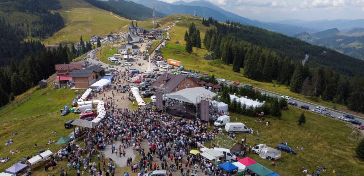 Foto | Festivalul Interjudețean de Folclor „Hora la Prislop” – un eveniment care reconectează oamenii la valorile culturale, la portul popular și la folclorul tradițional Foto | Festivalul Interjudețean de Folclor „Hora la Prislop” – un eveniment care reconectează oamenii la valorile culturale, la portul popular și la folclorul tradițional