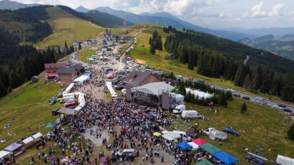 Foto | Festivalul Interjudețean de Folclor „Hora la Prislop” – un eveniment care reconectează oamenii la valorile culturale, la portul popular și la folclorul tradițional Foto | Festivalul Interjudețean de Folclor „Hora la Prislop” – un eveniment care reconectează oamenii la valorile culturale, la portul popular și la folclorul tradițional