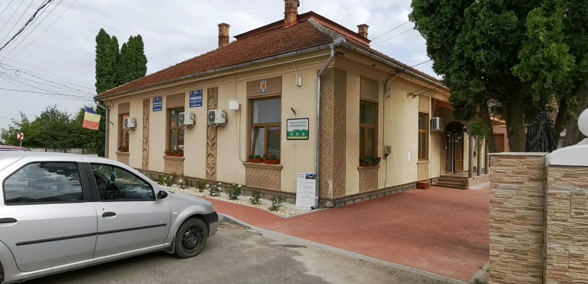 Video | Sunt mulți care-și curăță curtea, șanțul în comuna Mireșu Mare, alții mai puțin