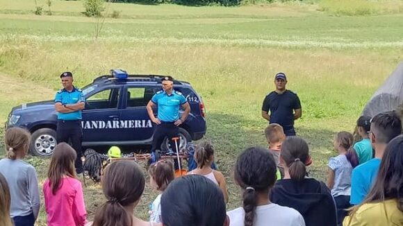 Jandarmi la discuții cu copiii