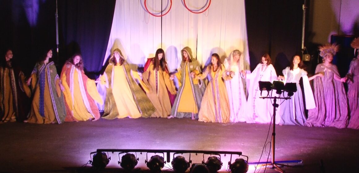 Video | O paradă a modei împletită cu dansuri medievale
