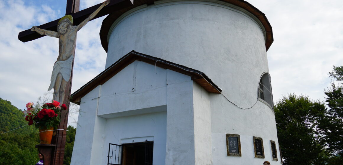 Video | De hramul bisericii s-a sfințit Calea Crucii la Kalvaria din Baia Sprie