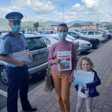 Polițiști la ”ședință” cu părinții în parcarea Value Center