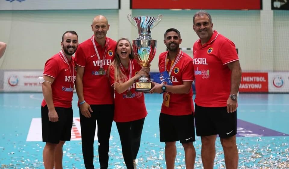 Video | Costică Buceschi, fostul antrenor al CS Minaur, la primul trofeu în Turcia. Va juca în Liga Campionilor