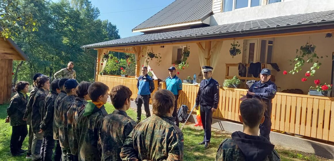 Jandarmi alături de copii în tabără la Ciolt