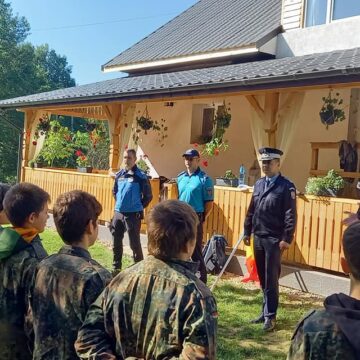 Jandarmi alături de copii în tabără la Ciolt