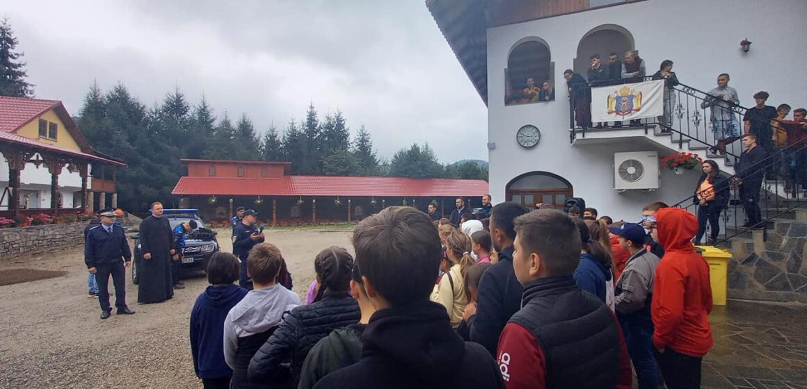 Jandarmi alături de copii la mănăstire