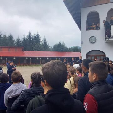 Jandarmi alături de copii la mănăstire