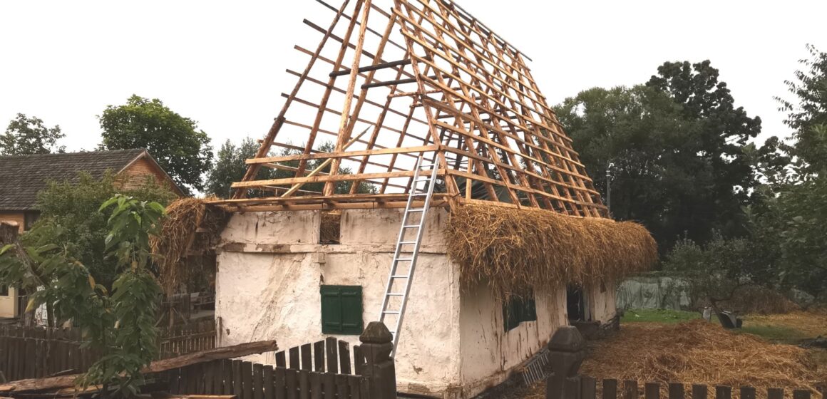 Video | Se fac lucrări de restaurare la Muzeul Satului din Baia Mare