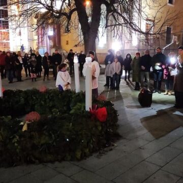 S-a aprins cea de a doua lumânare pe coroana uriașă de Advent
