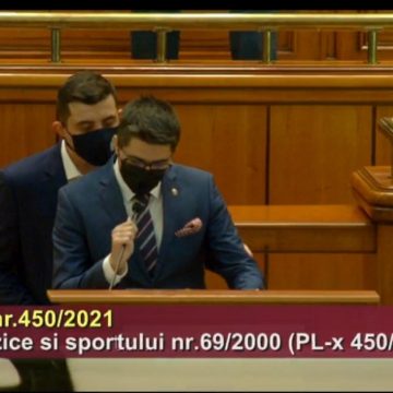 Cristian Brian: Inițiativa „Fără lacăte pe curtea școlii” devine lege Cristian Brian: Inițiativa „Fără lacăte pe curtea școlii” devine lege