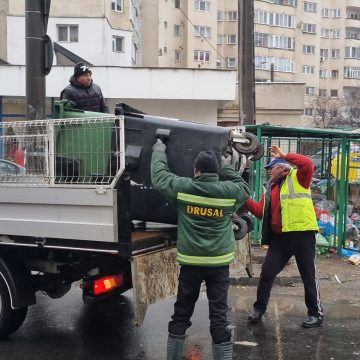 Video | Drusal strânge containerele din Baia Mare, deșeurile sunt golite pe jos