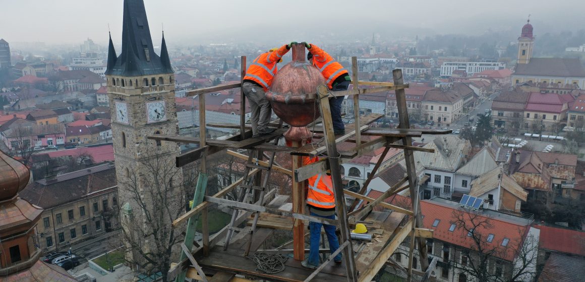 Video | O capsulă a timpului a fost amplasată în turla turnului bisericii romano-catolice ”Sfânta Treime” Video | O capsulă a timpului a fost amplasată în turla turnului bisericii romano-catolice ”Sfânta Treime”