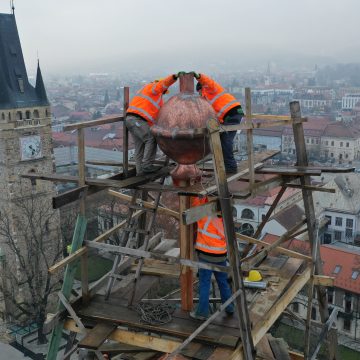Video | O capsulă a timpului a fost amplasată în turla turnului bisericii romano-catolice ”Sfânta Treime”