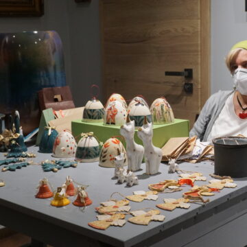 Video | Târgul Darurilor de Crăciun deschis într-un cadru artistic la Galeria Várvédő